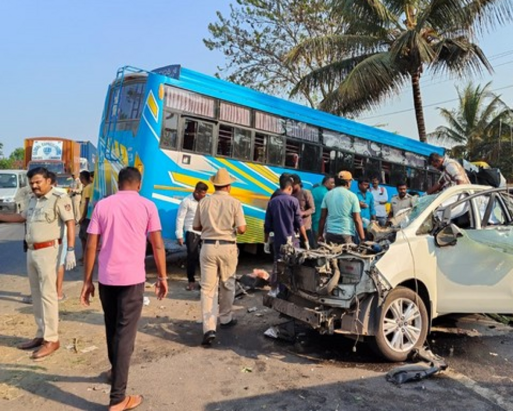 Karnataka: Four killed in car-bus collision in Tumkur