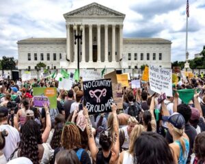 US Supreme Court temporarily extends access to abortion drug