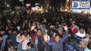 Tourists Dancing To The Tunes of DJ On The Mall Road of Manali, A Tourist Town In Kullu District. - Photo: Diary Times