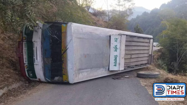 HRTC bus overturned on the road - Photo: Diary Times