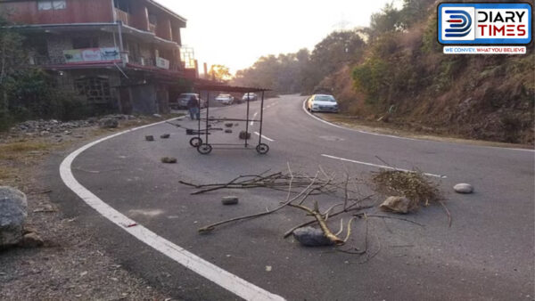 Stones, street vendors and stoves were again installed on the highway - Photo: Diary Times