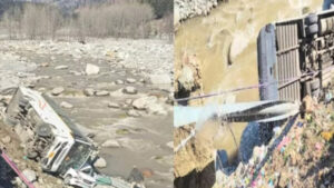 A private bus went out of control and fell into the Beas river in Manali - Photo: Diary Times