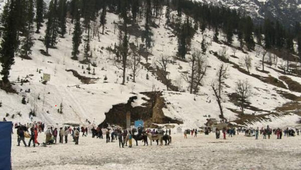 Tourists gathered in Solangnala. - Photo: Diary Times