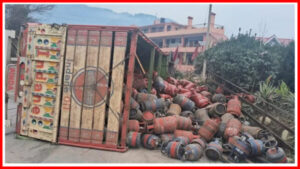 Truck filled with LPG overturns on highway, driver safe - Photo: Diary Times