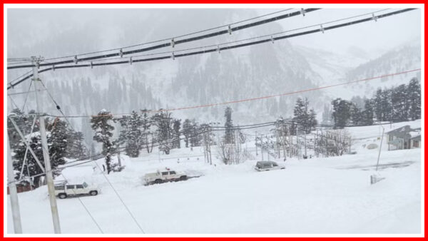 Vehicles passing through Atal Tunnel amidst snowfall. - Photo: Diary Times