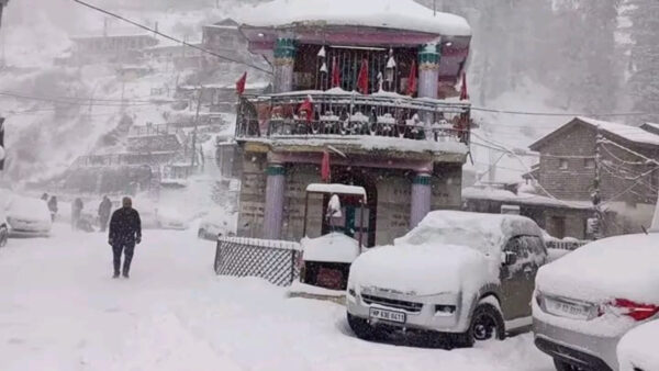 Moving along the Theog – Chaupal road unveils a mesmerizing image of nature’s wintry embrace, where a blanket of snow drapes the landscape, disjointed traffic in its serene yet formidable grasp, as confirmed by the vigilant report of Shimla police. - DT photo by Neha Singh