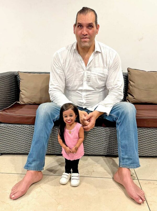 Viral Photo See When Great Khali Met The World S Smallest Woman Jyoti Amge