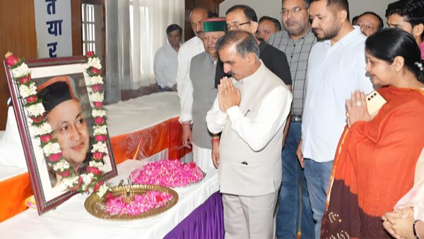 CM Sukhu offering floral tribute on the birth anniversary of late Virbhadra Singh