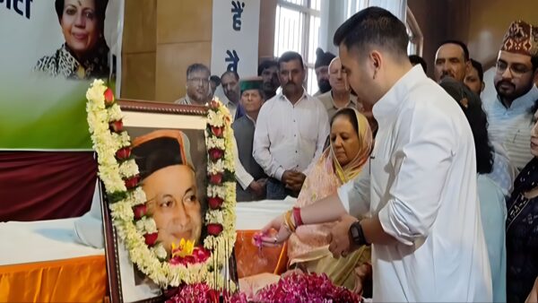 Vikramaditya Singh paying floral tribute on the birth anniversary of late Virbhadra Singh