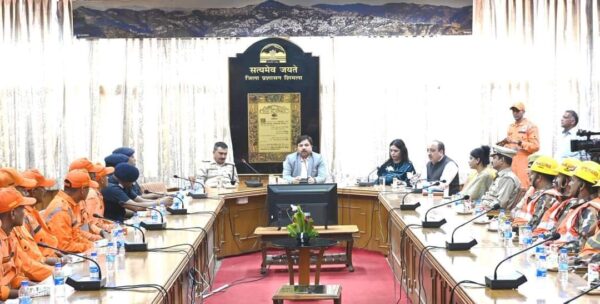 A special dialogue program was organized today with the joint task force of National Disaster Response Force (NDRF) and Home Guards to deal with disaster in Shimla city under the chairmanship of District Magistrate Anupam Kashyap and Superintendent of Police Sanjeev Gandhi.