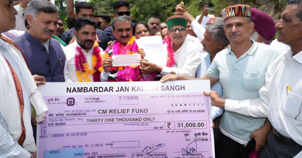 Nambardar Jal Kalyan Sangh presented a cheque of Rs 31 thousand to the Chief Minister for the Chief Minister's Relief Fund.