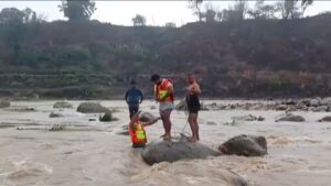 Team rescuing devotees from the ravine