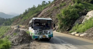 Himachal: A huge sharp rock fell from a hill on a moving HRTC bus near Nine Mile, 2 to 3 passengers suffered minor injuries