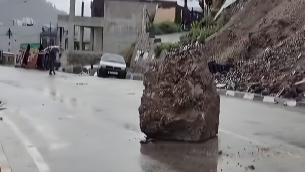 huge rocks fell on the road near the double wall of Solan in the early morning.