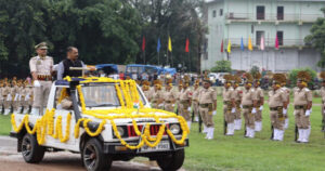 Minister Aniruddh Singh hoisted the tricolor at Nahan Chaugan, saluted the march past