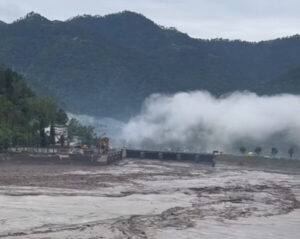 Gates of Pandoh dam got jammed with silt, power generation stopped