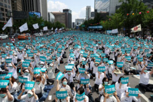 South Korea: Nurses' and medical workers' union votes on whether or not to strike over pay hike issue