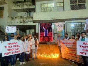 Solan: Candle march by Maharishi Markandeshwar Medical College and Hospital, Kumarhatti for justice in the rape and murder case of a trainee doctor in Kolkata