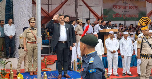 Mandi: Rajesh Dharmani hoisted the tricolor on the historic Seri Manch, took the salute of the parade