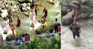 Mandi: Villagers forced to cross the drain risking their lives, the bridge was washed away in the strong current of water