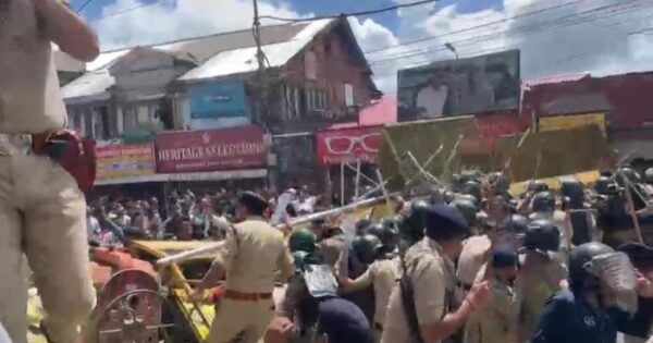 Tension prevails in Sanjauli, protesters break barricades and reach mosque site, lathicharge, one injured