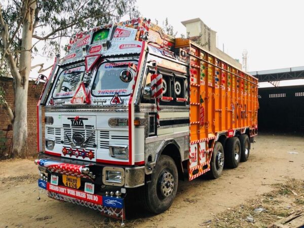 Himachal: Truck driver hits scooty rider, drags him for 20 feet