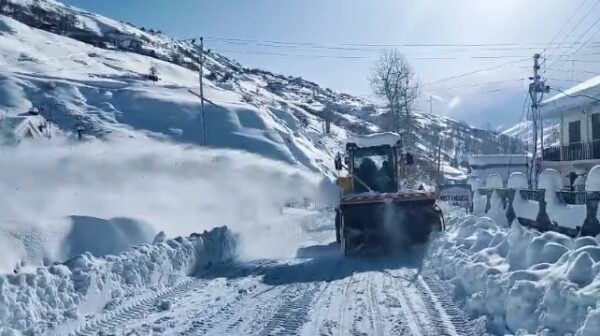 Machinery engaged in removing snow on the highway in Lahaul - DT