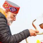 PM Modi Embraces Himachali Tradition at Maha Kumbh, Performs Puja in Saffron, Cap, and Gamchha