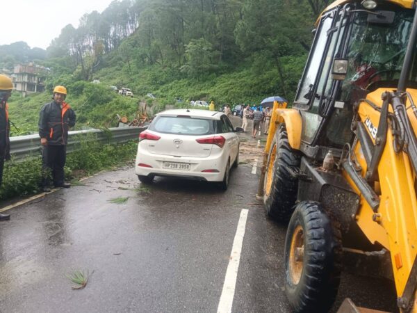 Manali Remains Cut Off for Third Consecutive Day