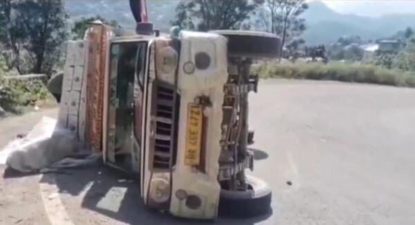 Major Accident Averted on Solan’s Shamti Bypass as Apple-Laden Pickup Overturns