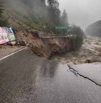 Highways Severed as Kullu-Manali and Lahaul Valley Remain Cut Off for Second Day; Over 2,000 Vehicles Stranded