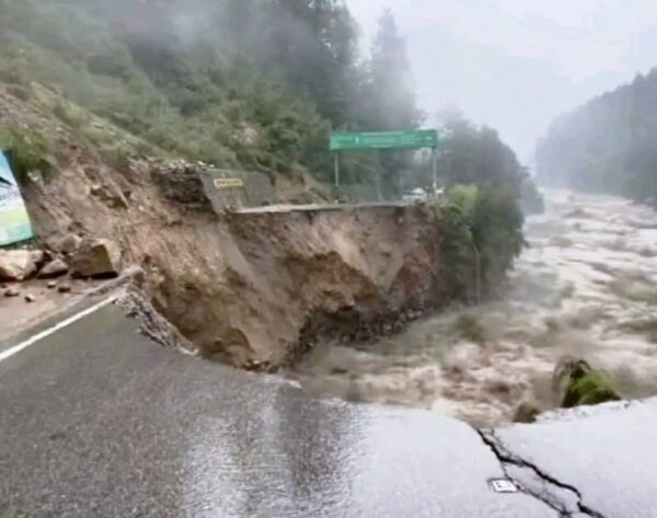 Red Alert in Himachal: Heavy Rains Continue; 821 Roads, Including 3 National Highways, Blocked