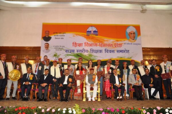 Governor Presents State Awards to 32 Teachers