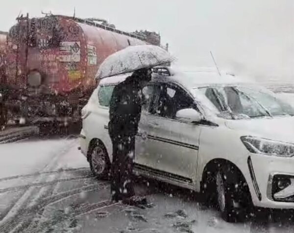 First Snowfall at Rohtang and Kunzum Pass Marks Onset of Winter; Hoteliers Cheer Revival of Tourism