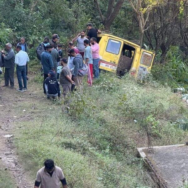 Eight Injured as School Bus Falls into Gorge on Sirmaur–Solan Border; Parents Allege Negligence
