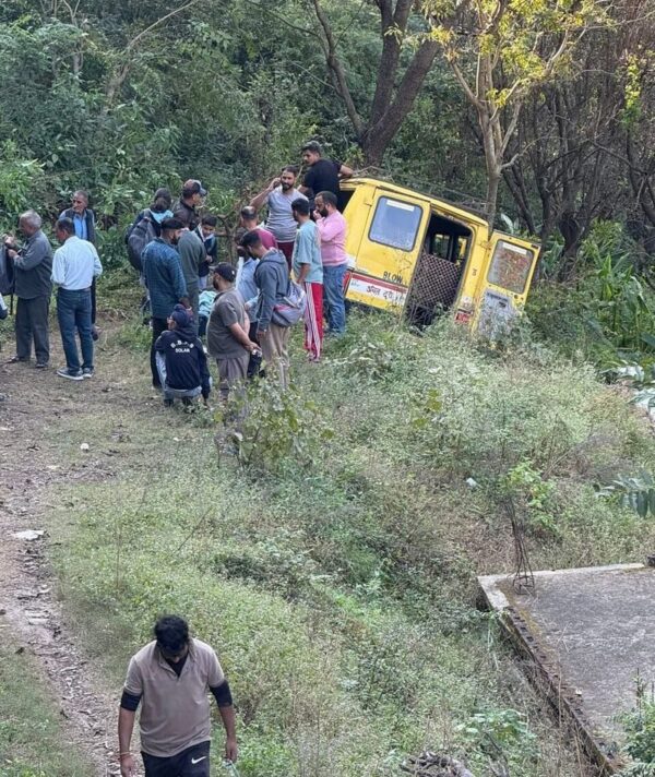 Eight Injured as School Bus Falls into Gorge on Sirmaur–Solan Border; Parents Allege Negligence