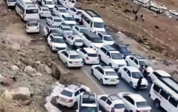Tourist surge, lane jumping trigger massive traffic chaos on Manali–Rohtang Pass route