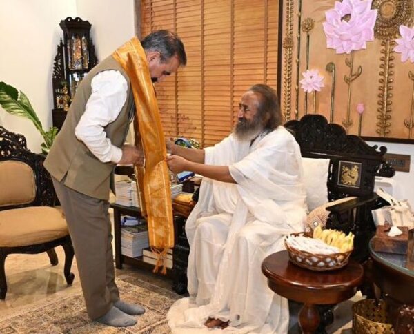 Himachal CM Sukhvinder Singh Sukhu Holds Key Talks With Sri Sri Ravi Shankar on Natural Farming and Cow Welfare