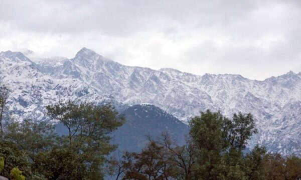 Rare May Snowfall in Dhauladhar Range Brings Winter Chill to Kangra, Tourists Thrilled