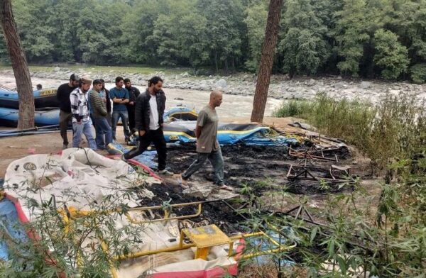 Kullu Fire Incident: Eight Rafts Worth Rs 34 Lakh Destroyed in Massive Blaze at Babeli Riverbank