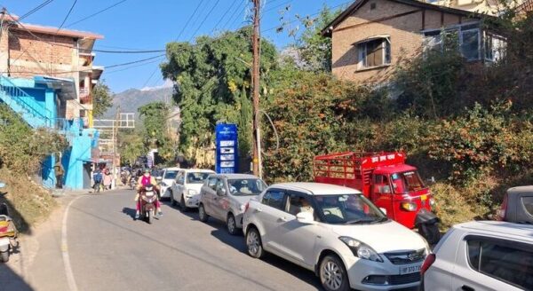 Palampur Traffic Crisis Deepens: Unchecked Parking and Tourist Rush Cause Daily Traffic Jams