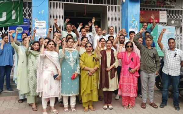 Himachal College Teachers Stage Silent Protest Over Promotion Delays, Pending DA Arrears